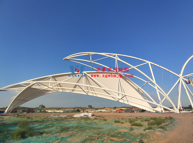 膜結(jié)構(gòu)大門出入口的優(yōu)勢(shì)特點(diǎn) 膜結(jié)構(gòu)大門出入口的優(yōu)勢(shì)特點(diǎn)