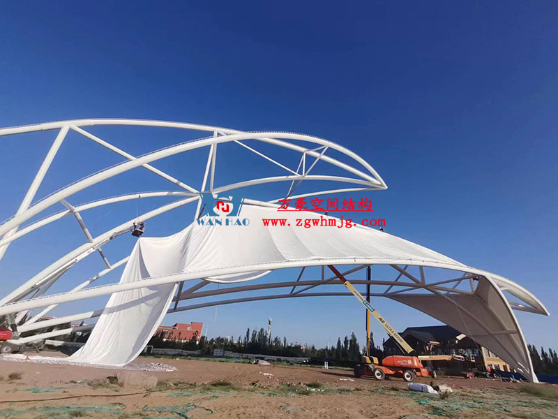 膜結(jié)構(gòu)大門出入口的優(yōu)勢(shì)特點(diǎn) 膜結(jié)構(gòu)大門出入口的優(yōu)勢(shì)特點(diǎn)