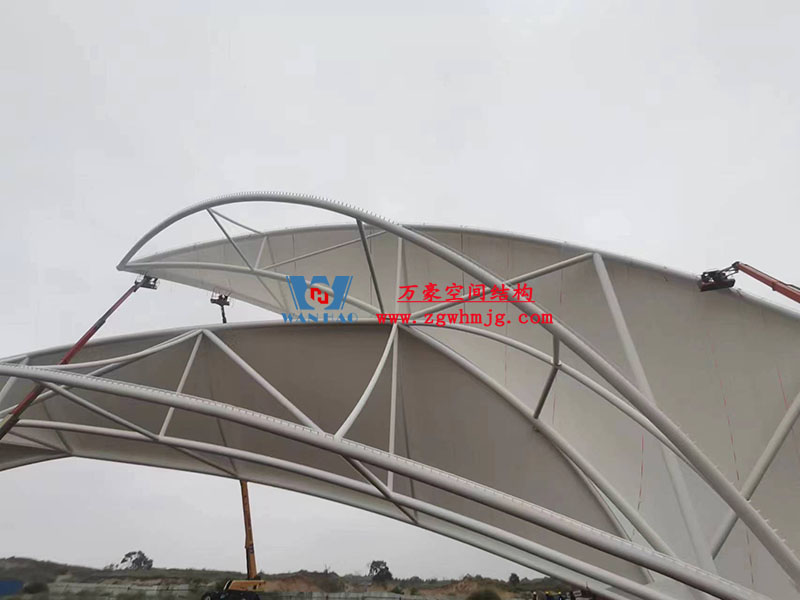 膜結(jié)構(gòu)大門出入口的優(yōu)勢(shì)特點(diǎn) 膜結(jié)構(gòu)大門出入口的優(yōu)勢(shì)特點(diǎn)