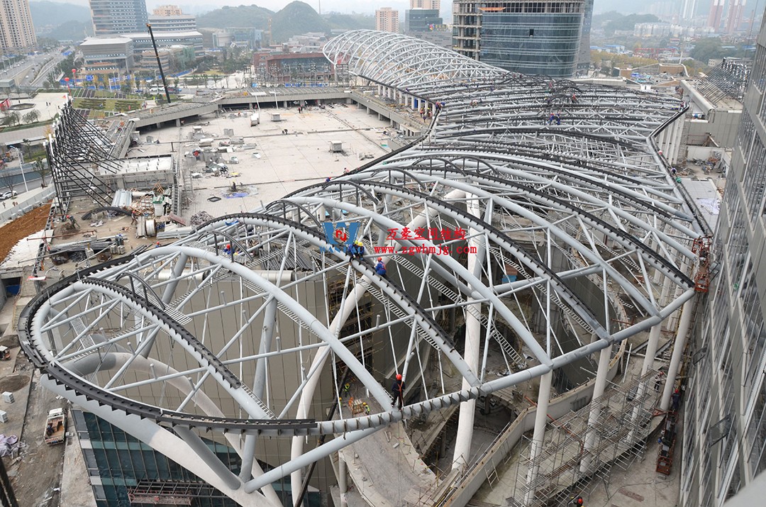 遵義高鐵新城上的一條鋼膜結構“長龍” 遵義高鐵新城上的一條鋼膜結構“長龍”