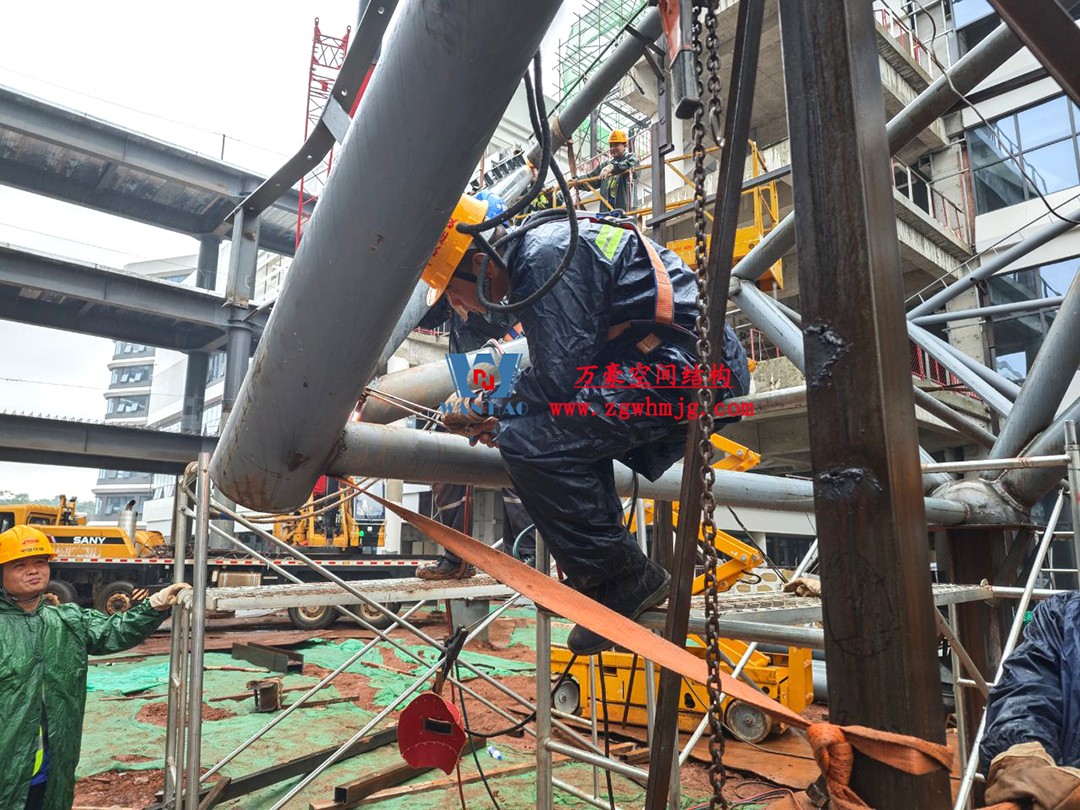 海南醫(yī)學(xué)院第一附屬醫(yī)院江東新院區(qū)連廊天幕順利完工 海南醫(yī)學(xué)院第一附屬醫(yī)院江東新院區(qū)連廊天幕順利完工