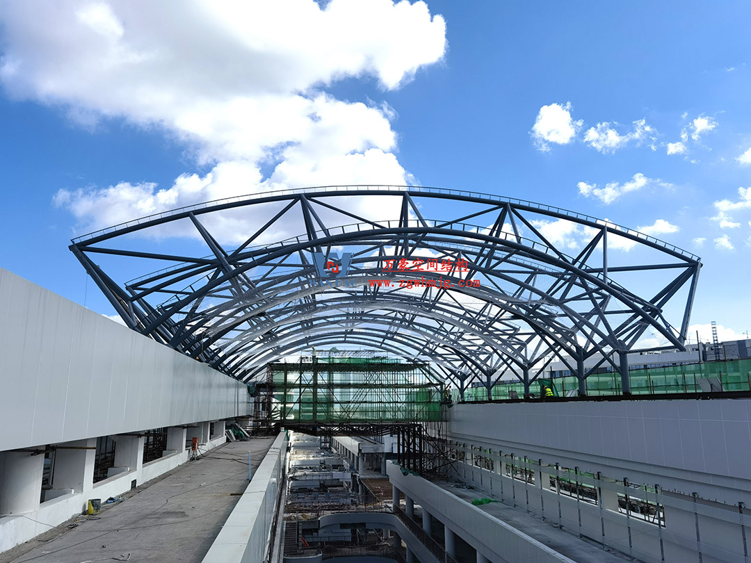 海南醫(yī)學(xué)院第一附屬醫(yī)院江東新院區(qū)連廊天幕順利完工 海南醫(yī)學(xué)院第一附屬醫(yī)院江東新院區(qū)連廊天幕順利完工