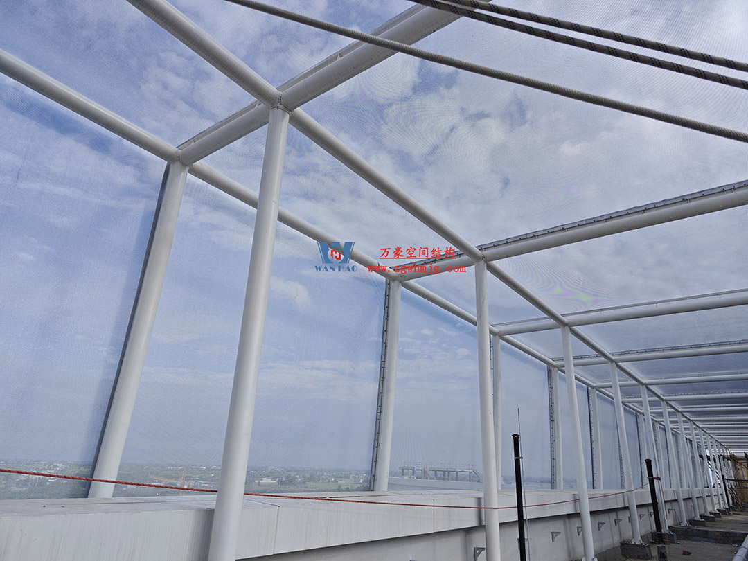 聚焦工程高質(zhì)量建設(shè)，這個網(wǎng)格織物幕墻正在施工安裝中