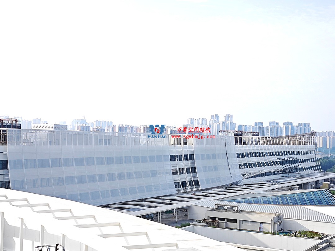 聚焦工程高質(zhì)量建設(shè)，這個網(wǎng)格織物幕墻正在施工安裝中