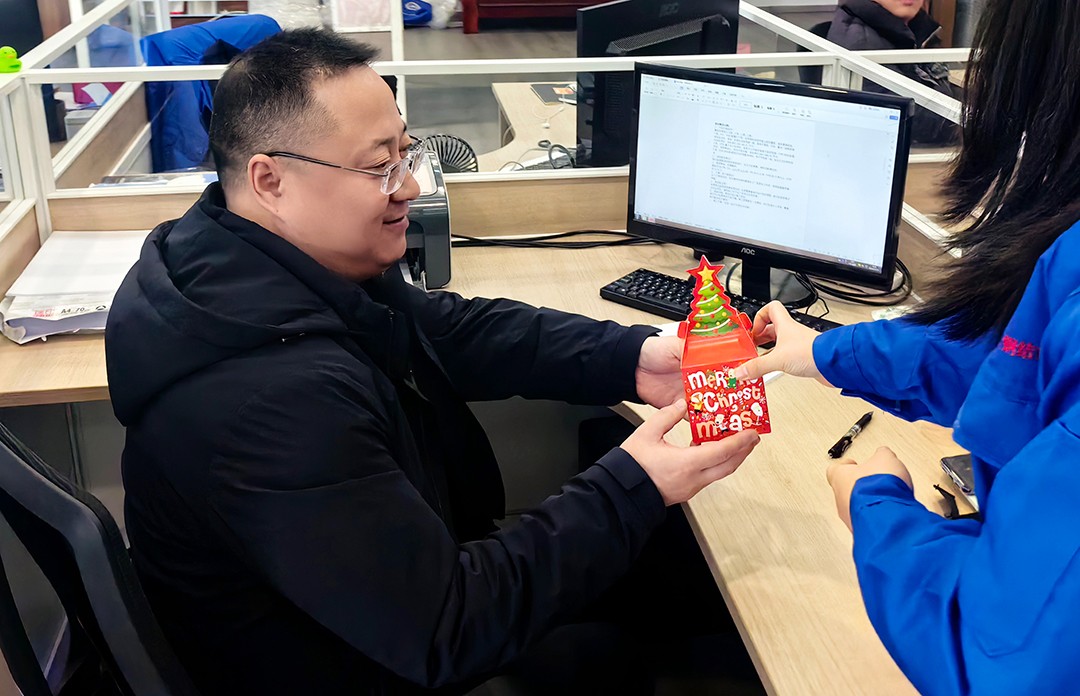 關(guān)愛(ài)員工,愛(ài)在萬(wàn)豪|暖心平安夜,傳遞“蘋(píng)”安幸福 關(guān)愛(ài)員工,愛(ài)在萬(wàn)豪|暖心平安夜,傳遞“蘋(píng)”安幸福