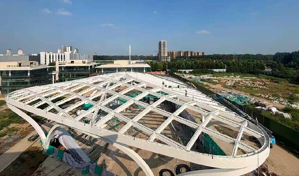 山東高端化工研究院下沉廣場(chǎng)天幕施工邁入關(guān)鍵階段