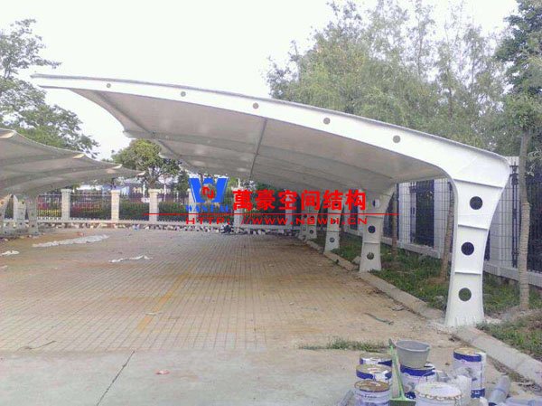 膜結(jié)構(gòu)車(chē)棚多少錢(qián)