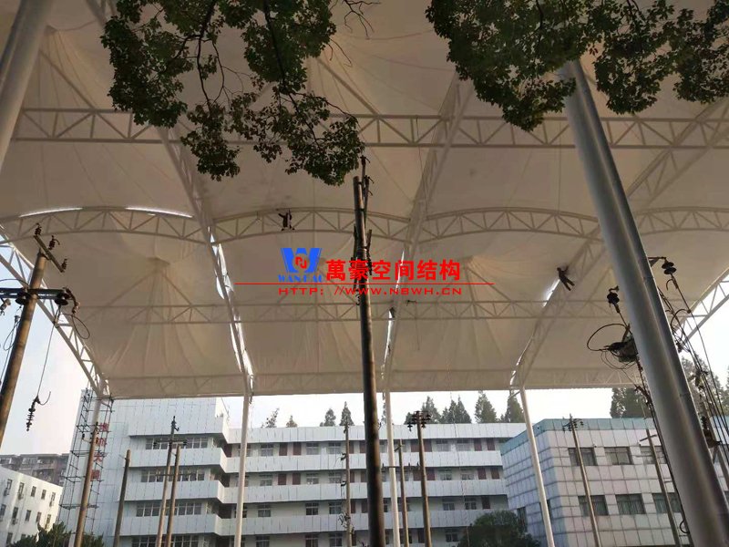 張拉膜結(jié)構(gòu)雨棚遮陽(yáng)棚