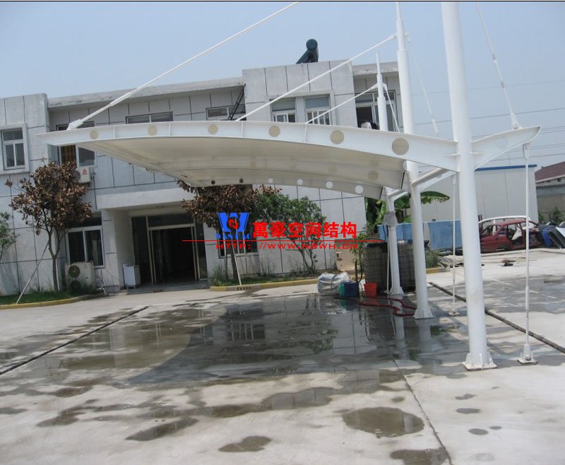 單側(cè)斜拉型膜結(jié)構(gòu)車(chē)棚