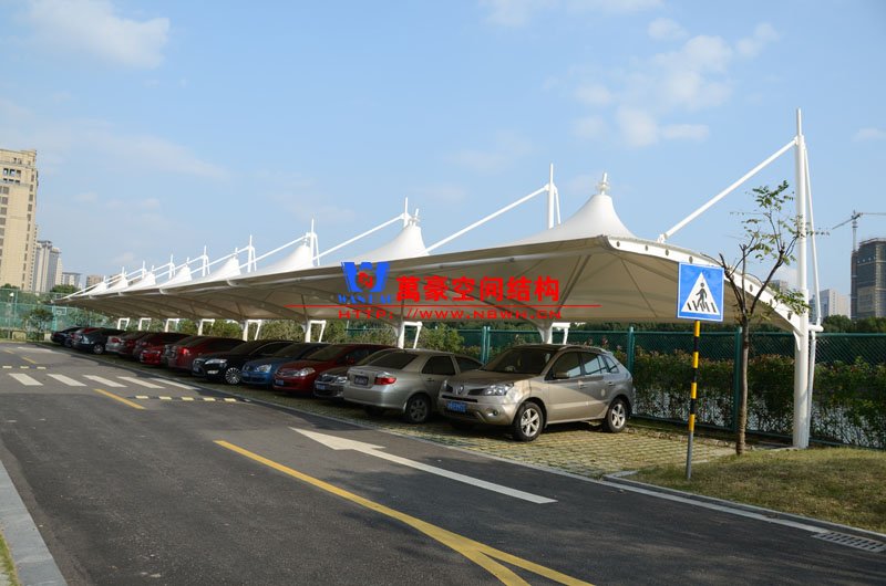 單側(cè)吊帽型膜結(jié)構(gòu)車(chē)棚