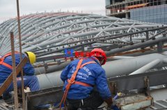 鋼膜結(jié)構(gòu)工程高空作業(yè)需要注意哪些事項(xiàng)？如何確保安全？